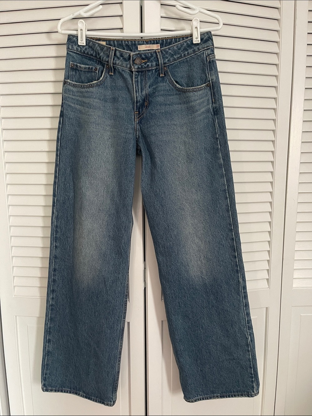 Women’s Levi's Low Loose Jeans in Medium Blue Wash, Size 27